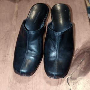 Naturalizer Woman's Black Leather Rivet Clogs 7.5